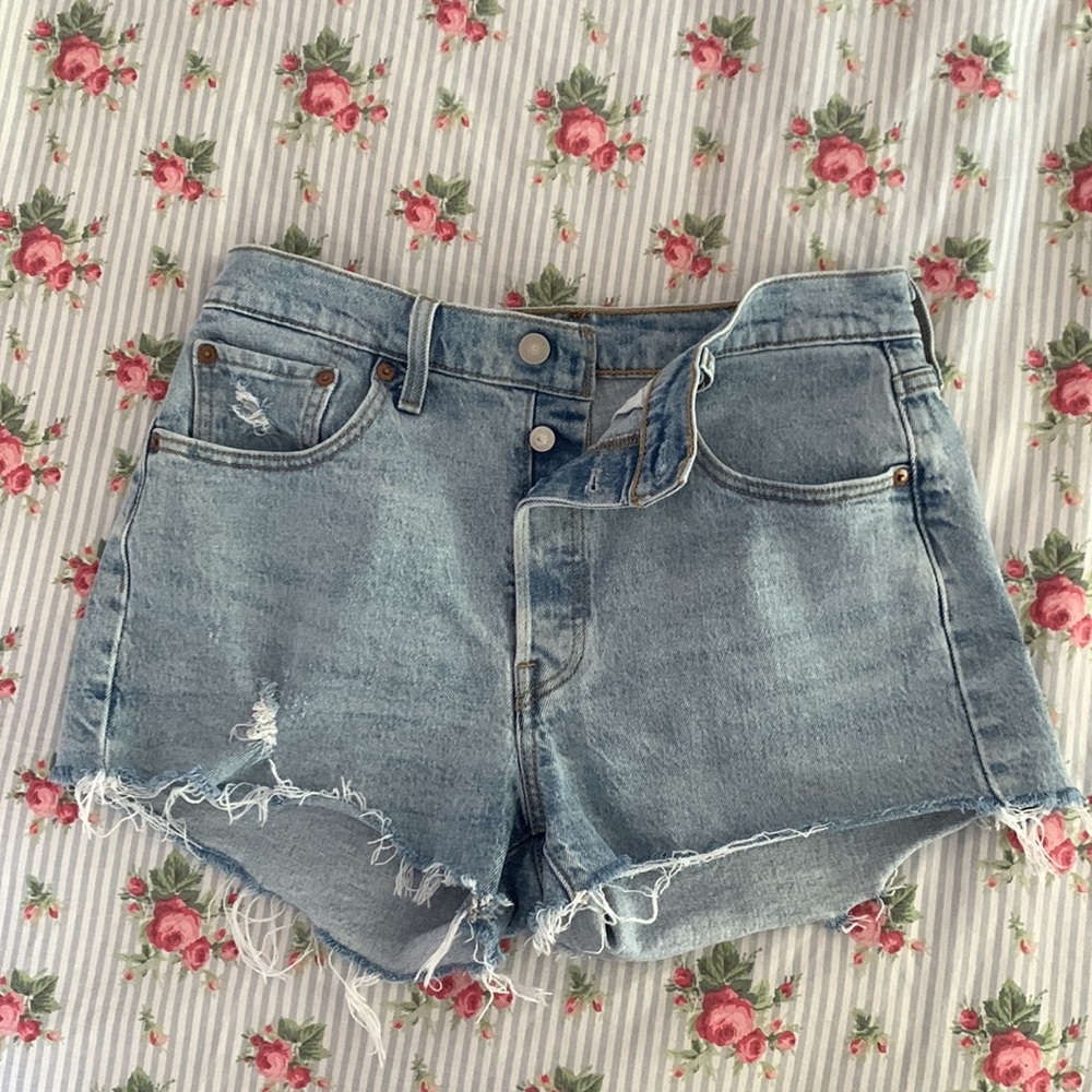 Levi’s 501 denim cut off shorts size 28